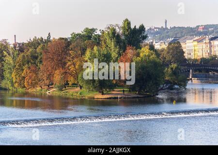 Strelecky Island con weir sulla Moldava vicino al Teatro Nazionale e il Ponte Carlo a Praga Repubblica Ceca, soleggiata giornata autunnale Foto Stock