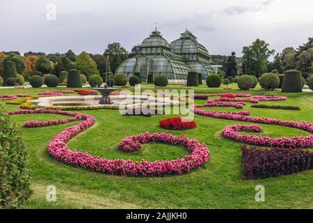 Immagine della famosa casa delle palme o serra presso il giardino imperiale di Schoenbrunn di Vienna - Austria. Vienna, Austria - 20 ottobre 2019. Foto Stock