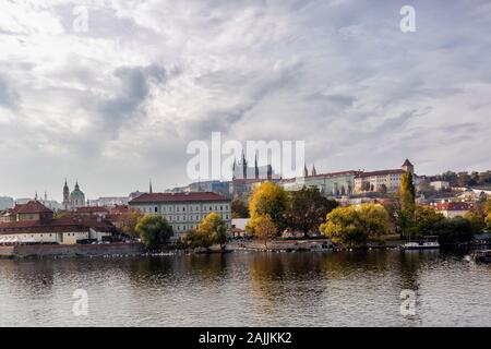 Principali Luoghi di interesse di Praga, Repubblica Ceca. Ponte Carlo (Karluv Most) e il Castello di Praga a sunrise a nebbioso giorno. Praga, Repubblica Ceca - 25 Ottobre Foto Stock