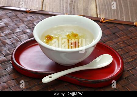 Dessert cinese tong sui(Zuppa Dolce)ingredienti ; pesca gum, neve swallow saponina e riso Foto Stock