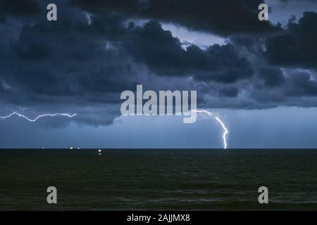 Colpo di fulmine e drammatici nuvole sopra il mare del Nord Foto Stock