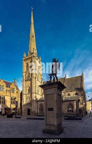 Una vista diurna di St Nicholas' Chiesa & Durham marketplace, Durham City, nella contea di Durham, England, Regno Unito Foto Stock