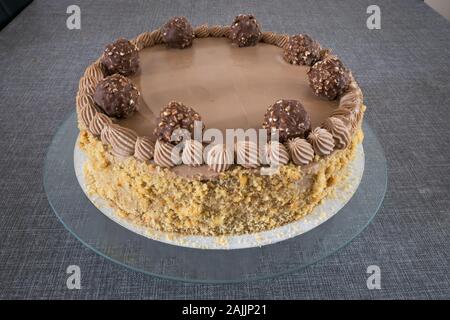 Fatta in casa torta fatta di crema alla nocciola, mascarpone e noccioline su un piatto di portata Foto Stock