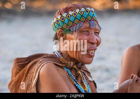 Boscimani San tribù donna, Kalahari Botswana Foto Stock