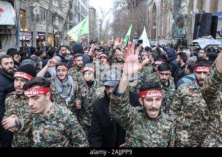 Tehran, Iran. 04 gen, 2020. Membri del Iraniano paramilitari Basij milizie volontarie prendere parte in un lutto al rally Felestin Square in onore di Qassem Soleimani, comandante della elite Quds forza della rivoluzione iraniana di protezione, che è stato ucciso in un Noi airstrike sull'aeroporto di Baghdad tardi giovedì. Credito: Saeid Zareian/dpa/Alamy Live News Foto Stock