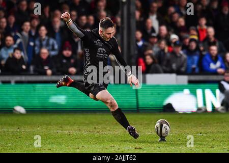 4 gennaio 2020, Rodney Parade, Newport, Galles; Guinness PRO14, Dragons Rugby v asprì : Sam Davies dei draghi calci una sanzione di credito: Craig Thomas/news immagini Foto Stock