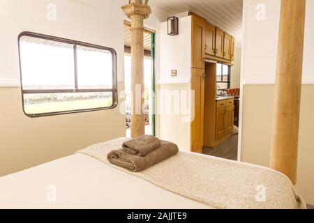 Capanna di pastori mobili in stile casa vacanze, Medstead, Alton, Hampshire, Inghilterra, Regno Unito. Foto Stock
