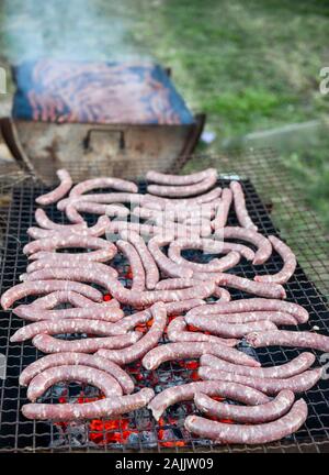 Provenza salsicce cucinare all'aperto su carbone Foto Stock