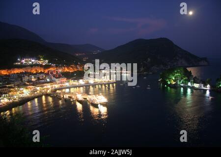 Luci di Parga il porto e la spiaggia con la Luna in cielo Foto Stock