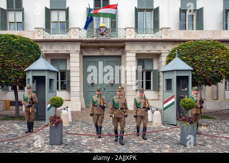 Cambio della guardia militare di fronte Sandor Palace Budapest Foto Stock