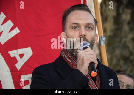 Londra, Regno Unito. Il 4 gennaio, 2020. Joe Glenton da veterani per la pace affronta la dimostrazione organizzata dall'arresto Thr coalizione bellica, diverse centinaia si sono stretti al di fuori di Downing Street a esortare il governo a non andare alla guerra in Iran. David Rowe/ Alamy Live News. Foto Stock