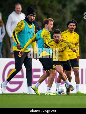 Marbella, Spagna. 04 gen, 2020. Calcio: Bundesliga, training camp del Borussia Dortmund (fino a 12.1.) in Marbella (Spagna). Da sinistra a destra di Dortmund Zagadou Dan-Axl, Mario Götze, Raffaello Guerreiro e Mahmoud Dahoud lotta per la palla. Credito: David Inderlied/dpa Credito: dpa picture alliance/Alamy Live News/dpa/Alamy Live News Foto Stock