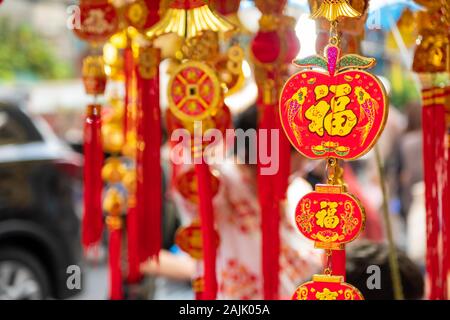 La celebrazione del Capodanno cinese in una città della Cina Thailandia.lanterne e altri rosso e decorazioni in oro sono appesi per mostrare la felicità festival. Foto Stock