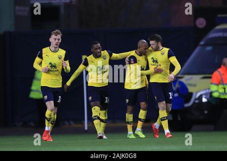 OXFORD, Inghilterra - Gennaio 4th Oxford Regno di Rob Hall festeggia dopo aver segnato il loro primo obiettivo durante la FA Cup match tra Oxford United e Hartlepool Regno al Kassam Stadium, Oxford sabato 4 gennaio 2020. (Credit: Mark Fletcher | MI News) La fotografia può essere utilizzata solo per il giornale e/o rivista scopi editoriali, è richiesta una licenza per uso commerciale Credito: MI News & Sport /Alamy Live News Foto Stock