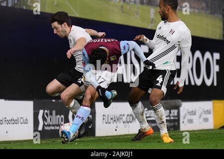 Londra, Inghilterra - Gennaio 4, 2020: Harry Arter di Fulham e Mahmoud Ahmed Ibrahim Hassan (Trezeguet) di Villa nella foto durante il 2019/20 FA Cup terzo turno gioco tra Fulham FC e Aston Villa FC a Craven Cottage. Foto Stock