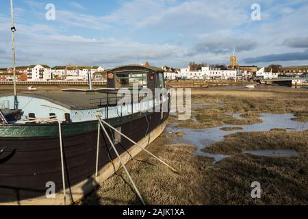 Houseboat ormeggiato sulle velme del Fiume Adur, Shoreham-da-mare; West Sussex; Inghilterra, Regno Unito, Europa Foto Stock