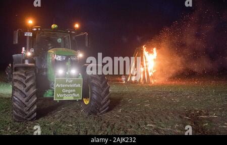 A Kemnitz Neundorf, Germania. 04 gen, 2020. Un incendio è stata incredibilmente su un campo in Kemnitz-Neuendorf vicino a Greifswald. L'iniziativa "Terra schafft Verbindung' nel meclemburgopomerania occidentale ha utilizzato gli incendi di avvertimento per richiamare l attenzione sulla situazione degli agricoltori. Secondo gli organizzatori, la situazione dell'agricoltura regionale è critica. Le attuali politiche agricole e ambientali è di mettere in pericolo le aziende agricole e le persone socialmente desiderato cibo regionale della produzione e non vi è alcuna garanzia per di più le acque sotterranee, ambientale e di protezione degli animali. Credito: Stefan Sauer/dpa/Alamy Live News Foto Stock