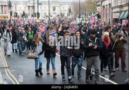 Una dimostrazione di scolari e studenti provocando atti di vandalismo e graffiti intorno a Trafalgar Square a Londra. La manifestazione si è tenuta in opposizione al previsto tagli di spesa a ulteriori cicli di istruzione e un aumento della PAC su tasse e contributi dai democratici Conservative-Liberal coalizione di governo a seguito di una loro revisione nel finanziamento dell'istruzione superiore in Inghilterra. Foto Stock