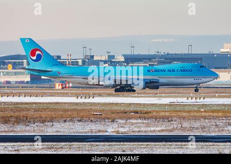 Francoforte / Germania - 8 dicembre 2012: Korean Air Boeing 747-400 HL7603 cargo aereo in rullaggio a Francoforte Aeroporto Foto Stock