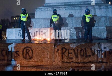 Una dimostrazione di scolari e studenti provocando atti di vandalismo e graffiti intorno a Trafalgar Square a Londra. La manifestazione si è tenuta in opposizione al previsto tagli di spesa a ulteriori cicli di istruzione e un aumento della PAC su tasse e contributi dai democratici Conservative-Liberal coalizione di governo a seguito di una loro revisione nel finanziamento dell'istruzione superiore in Inghilterra. Foto Stock