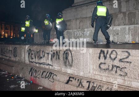 Una dimostrazione di scolari e studenti provocando atti di vandalismo e graffiti intorno a Trafalgar Square a Londra. La manifestazione si è tenuta in opposizione al previsto tagli di spesa a ulteriori cicli di istruzione e un aumento della PAC su tasse e contributi dai democratici Conservative-Liberal coalizione di governo a seguito di una loro revisione nel finanziamento dell'istruzione superiore in Inghilterra. Foto Stock