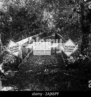 La molla TX USA - 10/10/2019 - ponte di legno chiusa segno di pericolo 2 in B&W Foto Stock