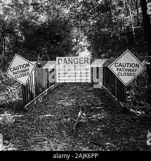 La molla TX USA - 10/10/2019 - ponte di legno chiusa segno di pericolo 3 in B&W Foto Stock