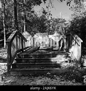 La molla TX USA - 10/10/2019 - ponte di legno chiusa segno di pericolo in B&W Foto Stock