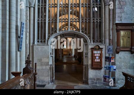 Scheda inno e arco in pietra in Norwich Cathedral Foto Stock