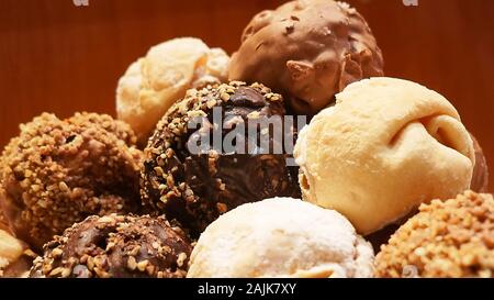 Gustosi dolcetti di Snowball fatti di pasta fritta profonda e ricoperti con tutti i tipi di rivestimenti, come cioccolato, noci e zucchero. Popolare in Baviera Germania Foto Stock