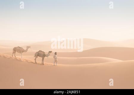 Bedouin e cammelli sul modo attraverso il deserto sabbioso. Il Nomad conduce una carovana di cammello nel deserto del Sahara durante una tempesta di sabbia, Marocco, Africa silhouette uomo Foto Stock