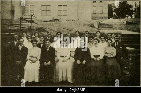 Ohio University bollettino Summer school, 1909 . 3 Quadri-County 26 OHIO UXIJERSITY BULLETIX. La Contea di Washington il più profondo che si compattano trovanella affezioni del vero uomini ovunque. Onesensible madre, uno dedicato sorella, è wortha intero reggimento di donna suffragists clam-o-ring alle porte del Congresso o il Parlamento europeo.-Athens Messenger. Dic. 22, 1908. In connessione con la precedente il follow-ing corrispondenza viene reso pubblico: New York Associazione di Stato contrari alla donna il suffragio, 29 West. 29Th Street, New York City. Dicembre 23, 1909. Alston Ellis, Dottorato di ricerca. LL.d. Ohio University.Athen Foto Stock