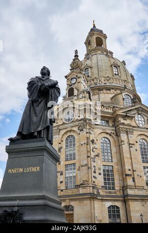 Statua di Martin Luther fuori dalla famosa chiesa Frauenkirche nel centro storico di Dresda, Germania. Foto Stock