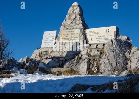 Uršlja gora, Slovenia - Gennaio 2, 2020; un monumento ai soldati caduti nella Prima Guerra Mondiale con ombra su di esso. Foto Stock