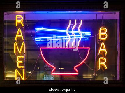 Ramen Bar insegna al neon appesa all'aperto e incandescente in serata, vera e propria immagine orizzontale Foto Stock