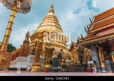 L'oro-esterno dipinto di Wat Phra That Doi Suthep Temple, Chiang Mai, Thailandia Foto Stock
