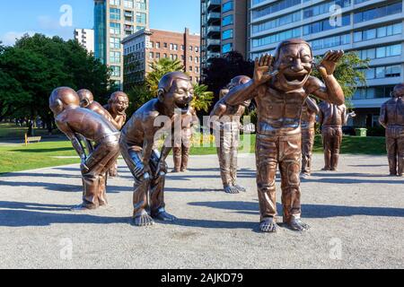 Un-maze-ing risate di statue in città Foto Stock