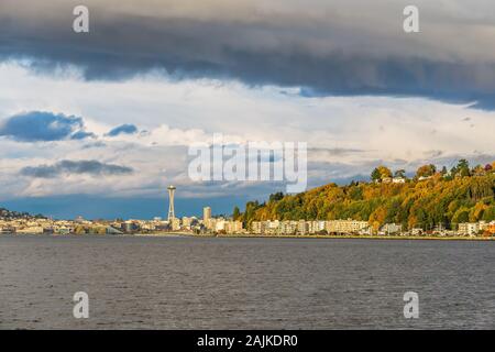 Una vista di condomini ad Alki Beach e la skyline di Seattle. Una vista di condomini ad Alki Beach e la skyline di Seattle.