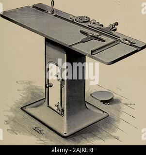 Il pratico electroplater una esauriente trattazione sul elettroplaccatura, con note su antiche e moderne, doratura e formule per nuove soluzioni . e palmo della mano-fore lo stampo viene preso. La grafite. Grafite e plumbago, più comunemente chiamato black-piombo, sono termini diversi per la stessa sostanza. Graphitedoes non contiene una traccia di piombo, e solo occasionalmente aslight tracce di ferro, che è ad essa estranei. La grafite è una delle due forme-l'altro essendo thediamond-in cui il carbonio viene visualizzata in natura. Non è af-fettuate dal qualsiasi composto chimico ed è anche non affectedby calore, ad eccezione molto hi Foto Stock
