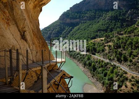 Passerella in legno aggrappati alla montagna, parte di El Caminito del Rey, una volta che il mondo più pericoloso sentiero Foto Stock