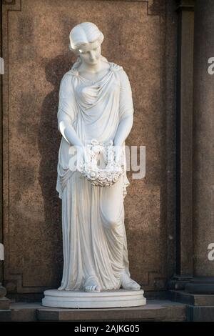 Statua di una giovane ragazza su una tomba a Dorotheestaedtischer Friedhof a Berlino Foto Stock