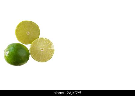 Verde lime isolato su bianco; frutta e la preparazione di alimenti Foto Stock