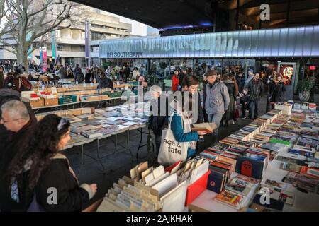 La gente sceglie al Southbank outdoor weekend prenota mercato, South Bank di Londra, Regno Unito Foto Stock