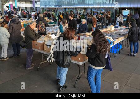 La gente sceglie al Southbank outdoor weekend prenota mercato, South Bank di Londra, Regno Unito Foto Stock