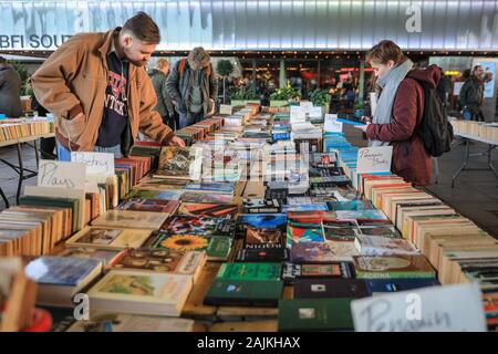 La gente sceglie al Southbank outdoor weekend prenota mercato, South Bank di Londra, Regno Unito Foto Stock