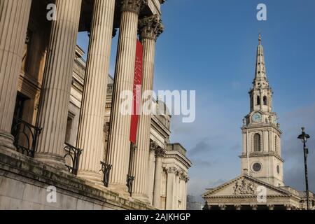 La National Gallery in Trafalgar Square con St Martin nei campi, London, Regno Unito Foto Stock