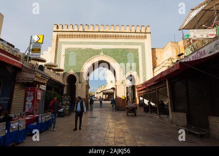 Il lato interno (cioè visto da Fes el Bali) di Bab Bou Jeloud (noto anche come Abi di Bab al-Jounoud) - La bella city gate in Fes (fez), Marocco Foto Stock