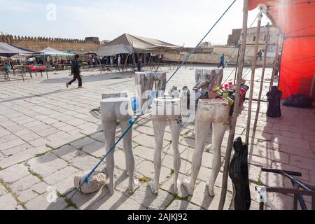 Diversi manichini nel panorama del luogo Boujloud (noto anche come luogo Bou Jeloud o luogo Pacha el-Baghdadi) in Fes (fez), Marocco Foto Stock