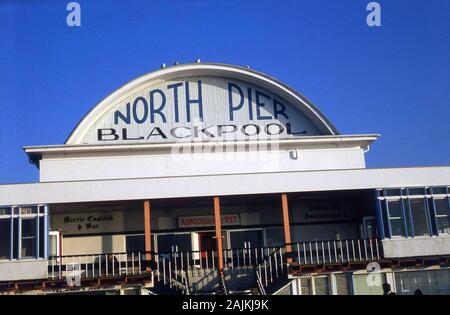 1960s, storico, vista esterna da questa era dell'ingresso al North Pier, Blackpool, Lancashire, Inghilterra, Regno Unito. Costruito nella 1860s, il molo è un'attrazione turistica famosa in tutto il mondo e il più antico e lungo dei tre moli costieri nella città balneare di Blackpool. Foto Stock