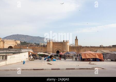 Boujloud quadrato (noto anche come luogo Bou Jeloud, luogo Boujloud o luogo Pacha el-Baghdadi) e il Bab Chorfa, Fes (fez), Marocco Foto Stock